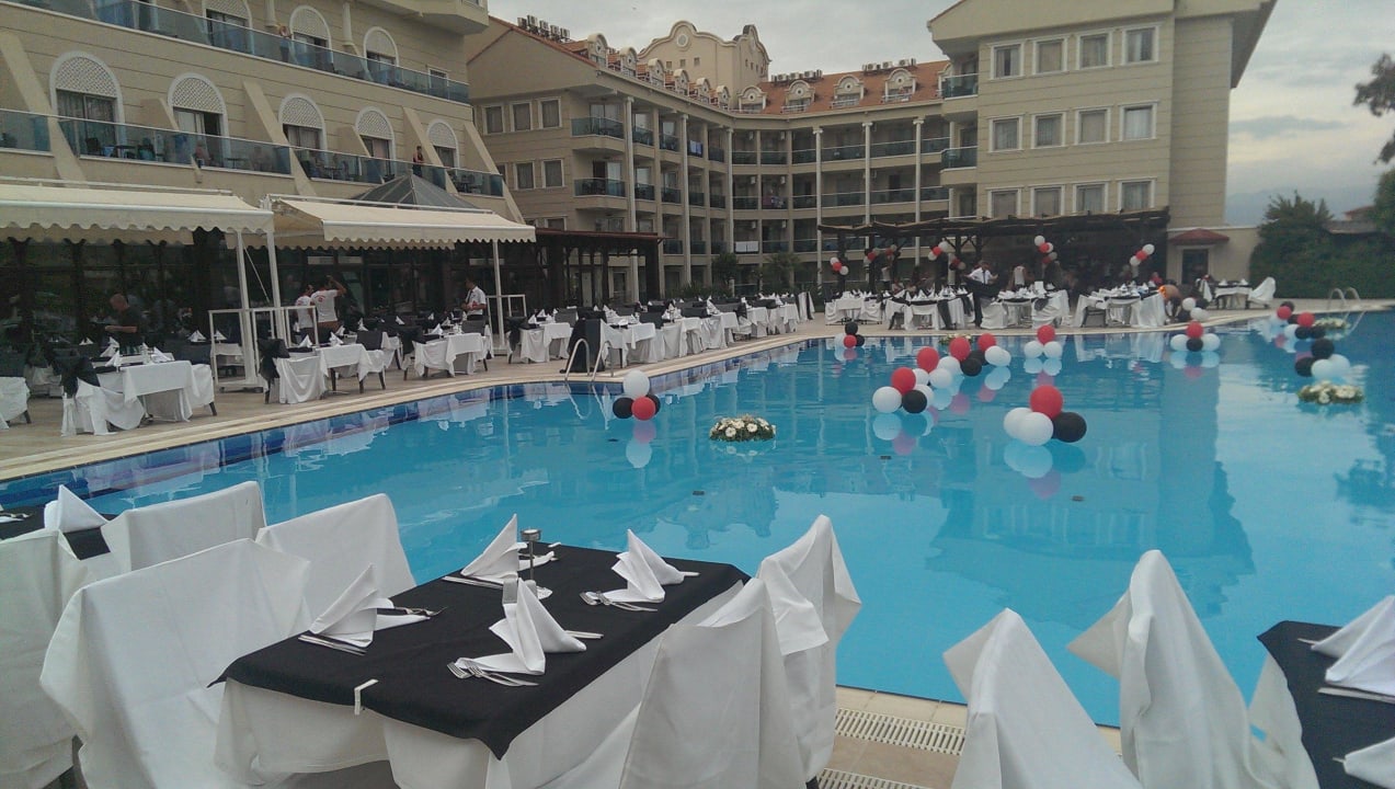Essen am Pool am Feiertag mit Deko in s/w  Hotel Sultan of Side