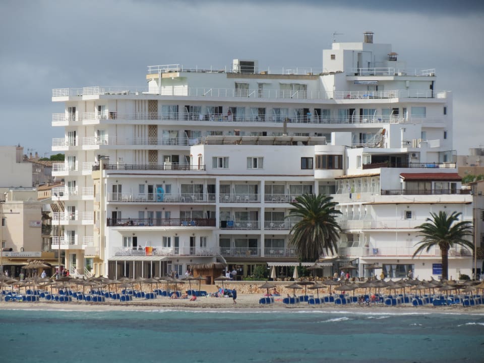 Blick von der Meersseite auf das Hotel Hotel Club S'Illot
