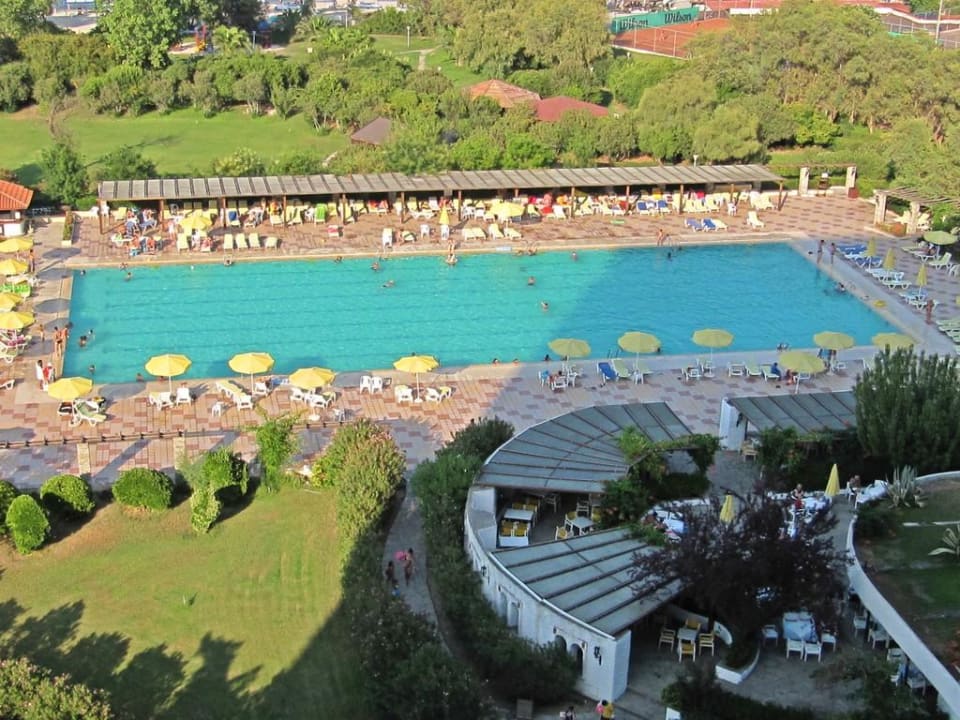 Balkonausblick auf Pool und Bar Hotel Athos Palace