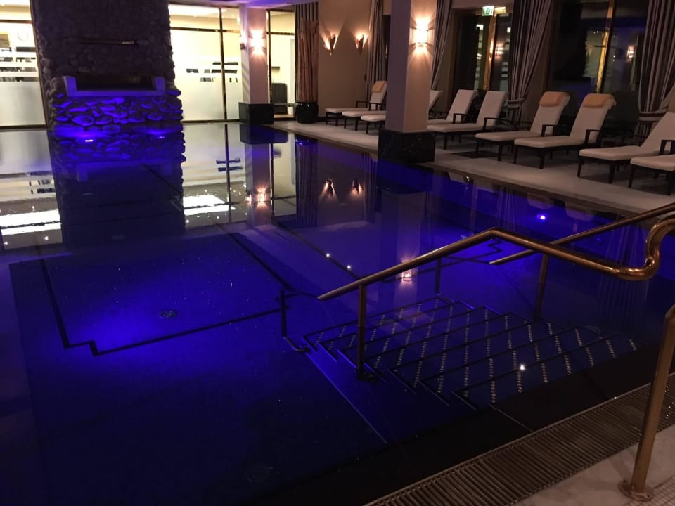 Herrschaftliche Treppe in den Pool Althoff Grandhotel Schloss Bensberg