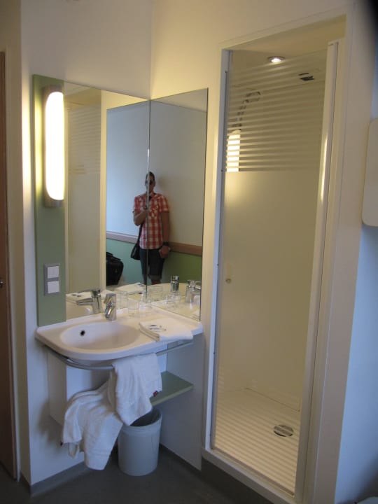 Bad, mitten im Zimmer ibis budget Hotel Ulm City