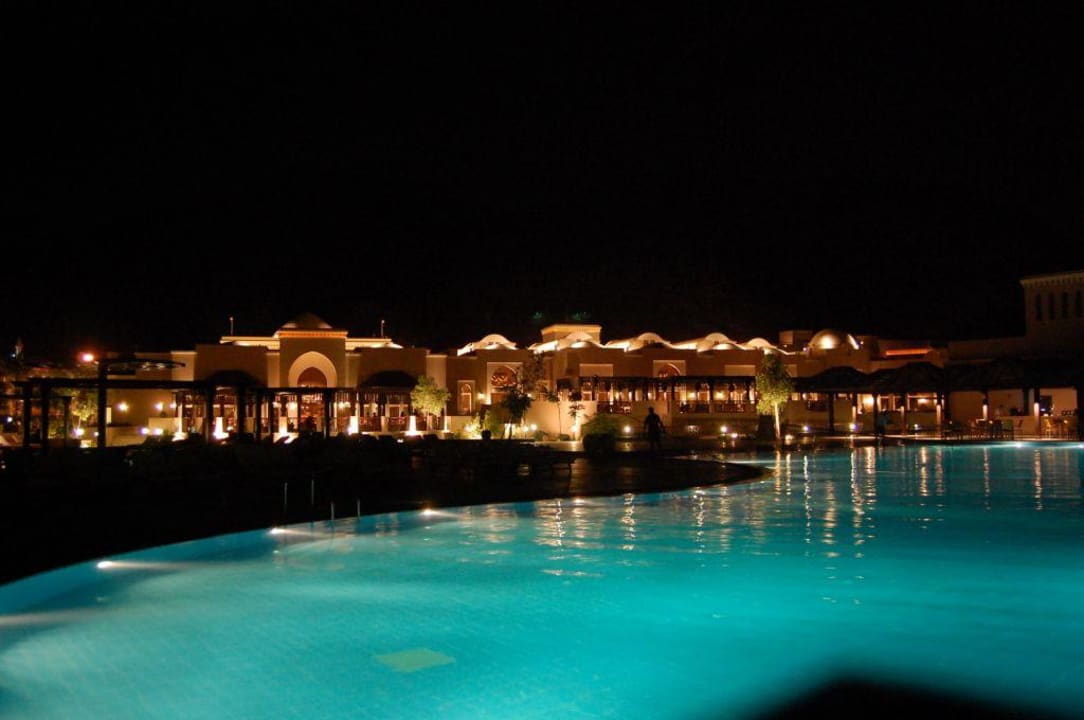 Pool bei Nacht Miramar Al Aqah Beach Resort