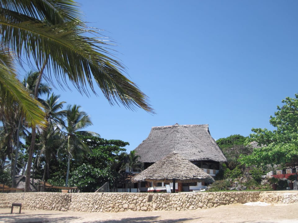 Das Hotel vom Meer aus gesehen Karafuu Beach Resort & Spa