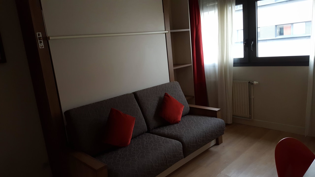 Zimmer mit Bett hochgeklappt Aparthotel Adagio City Aparthotel Bercy