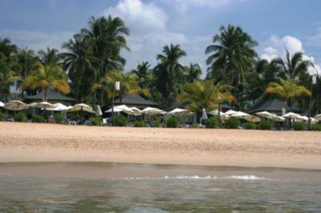 Hotelstrand vom Wasser aus La Flora Khao Lak