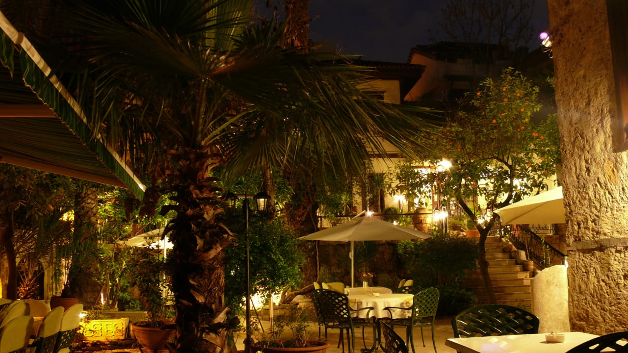 Restaurantbereich im Garten am Abend Dogan Hotel by Prana Hotels & Resorts