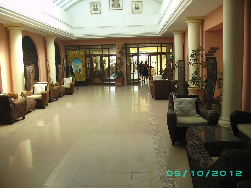 Weg von der Lobby zum Hauptrestaurant Hotel Paradis Palace