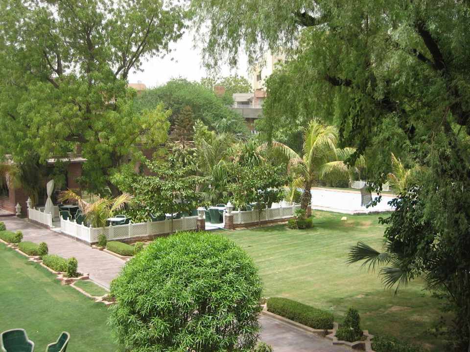 Blick in die Gartenanlage Hotel Ranbanka Palace