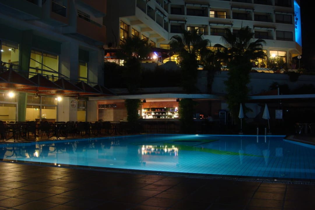 Basen wieczorem Elite World Kuşadası