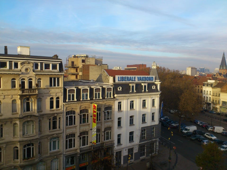 Vision de la plaza sexta planta habitacion superio Floris Hotel Ustel Midi