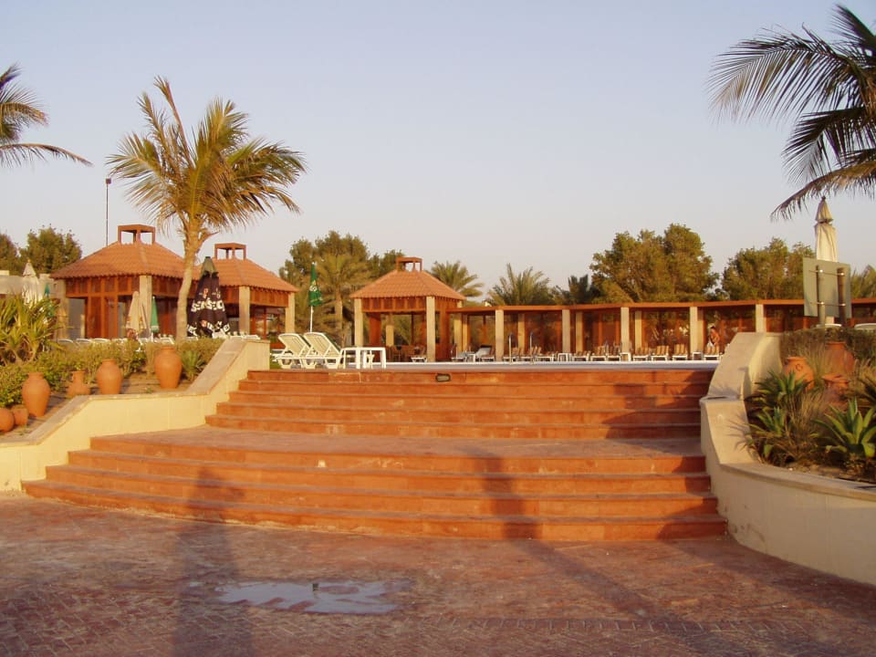 Pohled z pláže Umm Al Quwain Beach Hotel