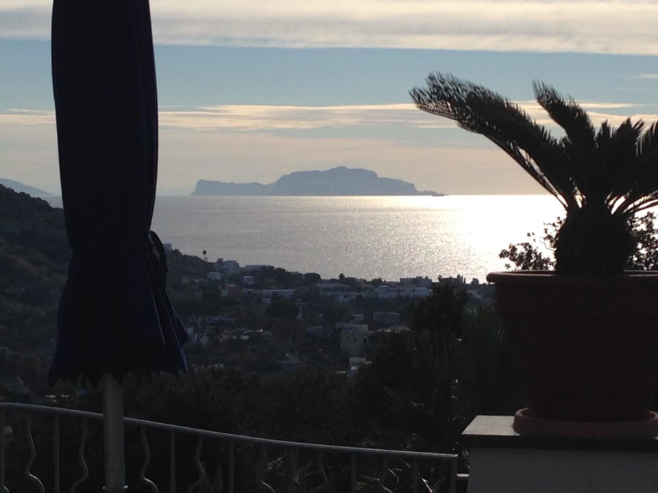 Abendlicher Ausblick auf Capri vom Balkon Hotel Belvedere