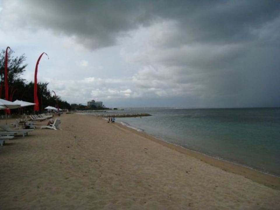 Blick nach links Respati Beach Hotel