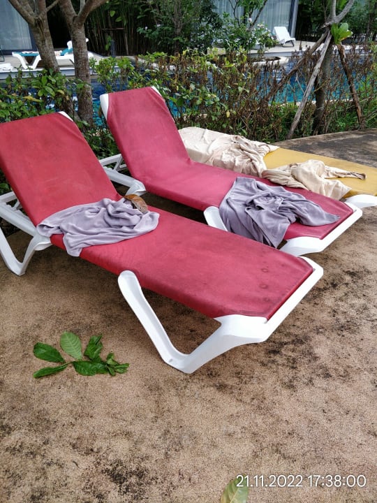 Pool Island Escape Burasari