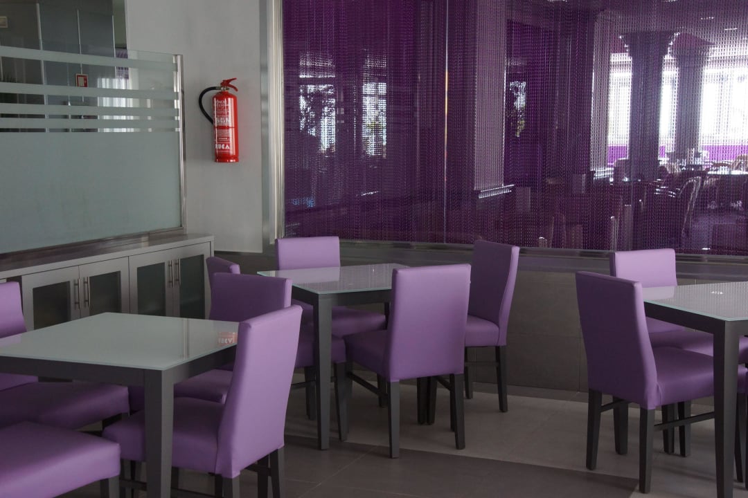 Bequeme Sitzecke,links im Schrank sind Bücher  Hotel Riu Nautilus - Adults only