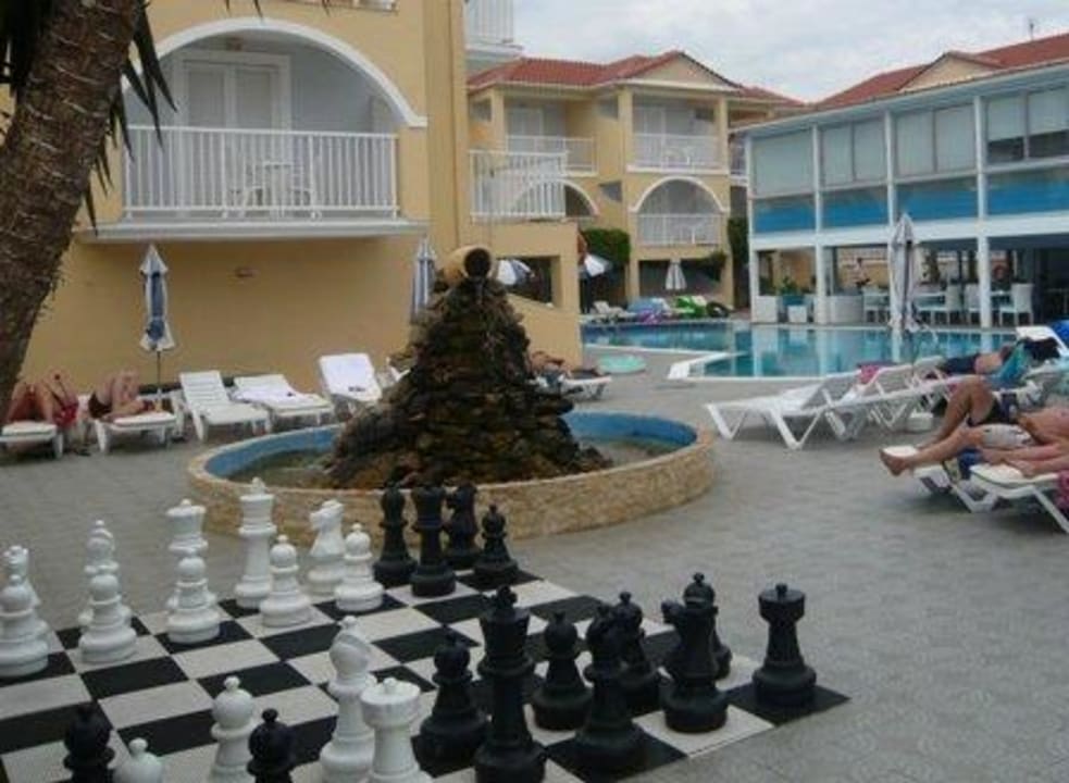 Budynek hotelu z barem i stolowka, w srodku malutk Filoxenia Hotel Zakynthos