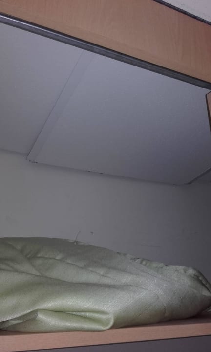 Rozpadający się sufit Hotel Atlas