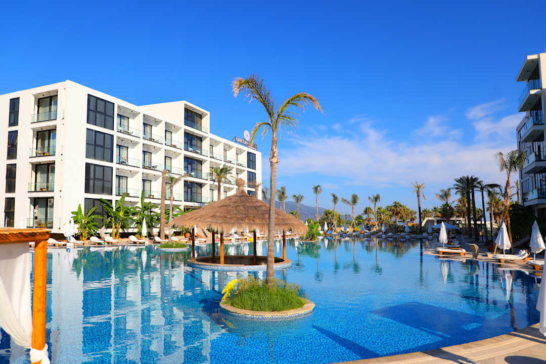 Pool Oricon Coast Luxury Resort