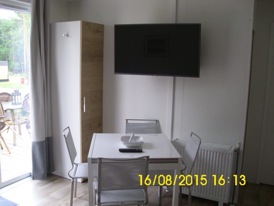 Frühstückstisch mit dem großen Flach TV Tropical Islands Resort - Mobile Homes