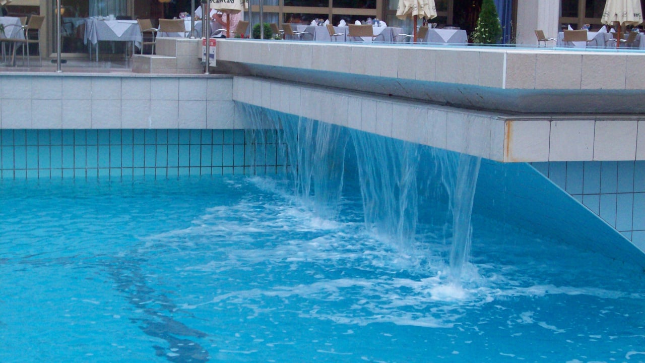 Süßwasserpool mit Wasserfall Hotel Excelsior - Liburnia
