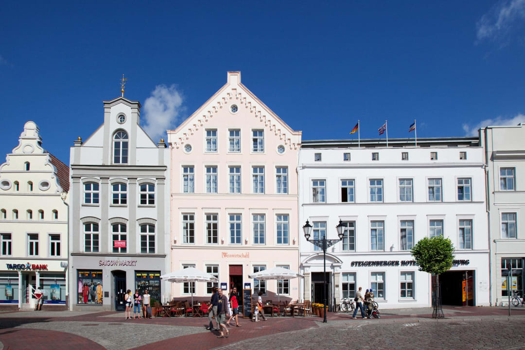 Blick auf den historischen Markt Townhouse Wismar a Vagabond Club