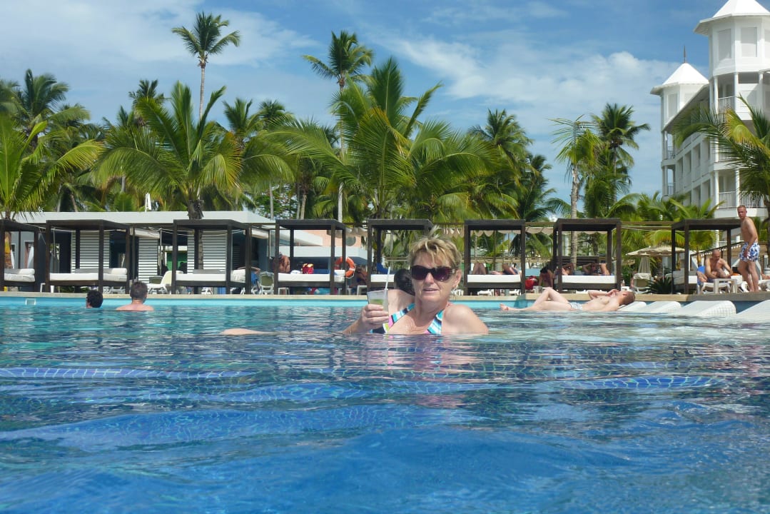 Großer Pool mit Liegen im Wasser Hotel Riu Palace Macao - Adults only