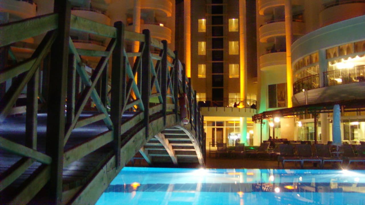 Hotel und Pool bei Nacht Roma Beach Resort & Spa 16+ Adult Only