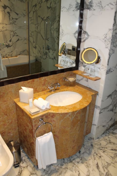 Bad rechte Seite Crowne Plaza Jumeirah Dubai