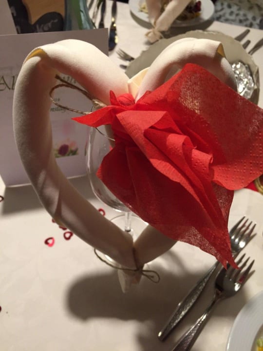 Liebevolle Tischdecke Hotel Kreuz