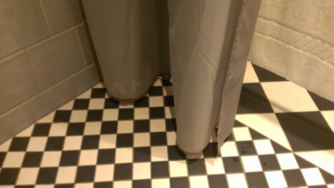 Duschvorhang unten gelblichbräunlich Hotel AMANO