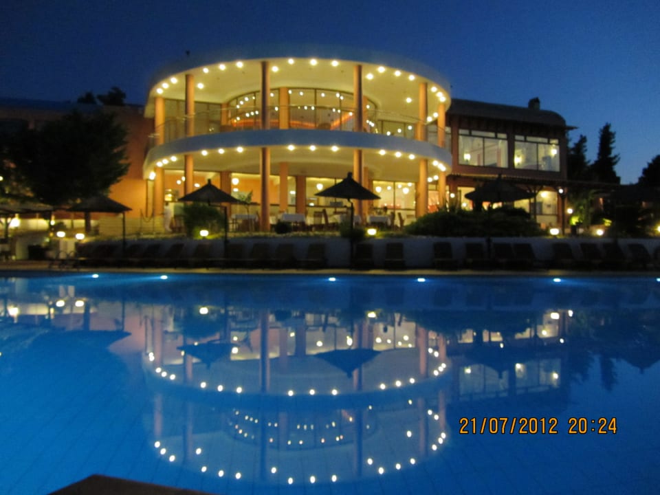 Ansicht vom Pool und der Pool Bar Alia Palace