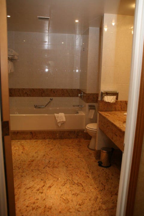 Eines der beiden Badezimmer Hilton Paris Charles de Gaulle Airport