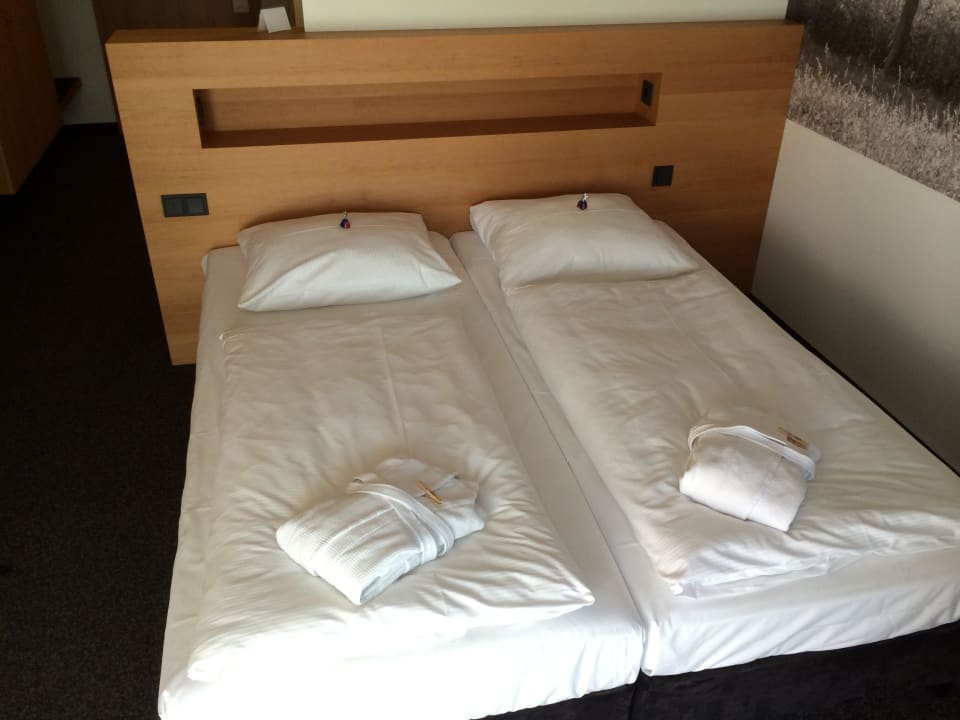 Bequemes Bett und Bademäntel für die Therme Spreewald Thermenhotel
