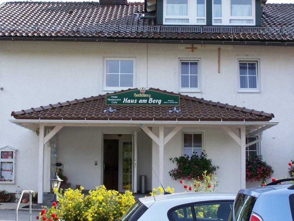 Hoteleingang Hauphaus Hotel Haus am Berg