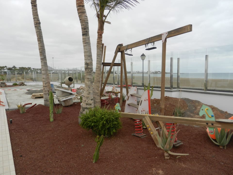 Kinderspielplatz - Baustelle Hotel Las Costas