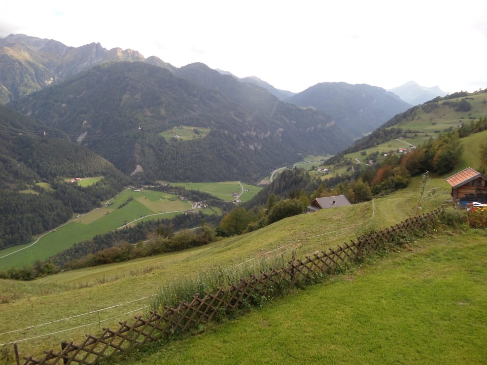 Traumhafte Aussicht über das Tal Hotel Am Römerweg