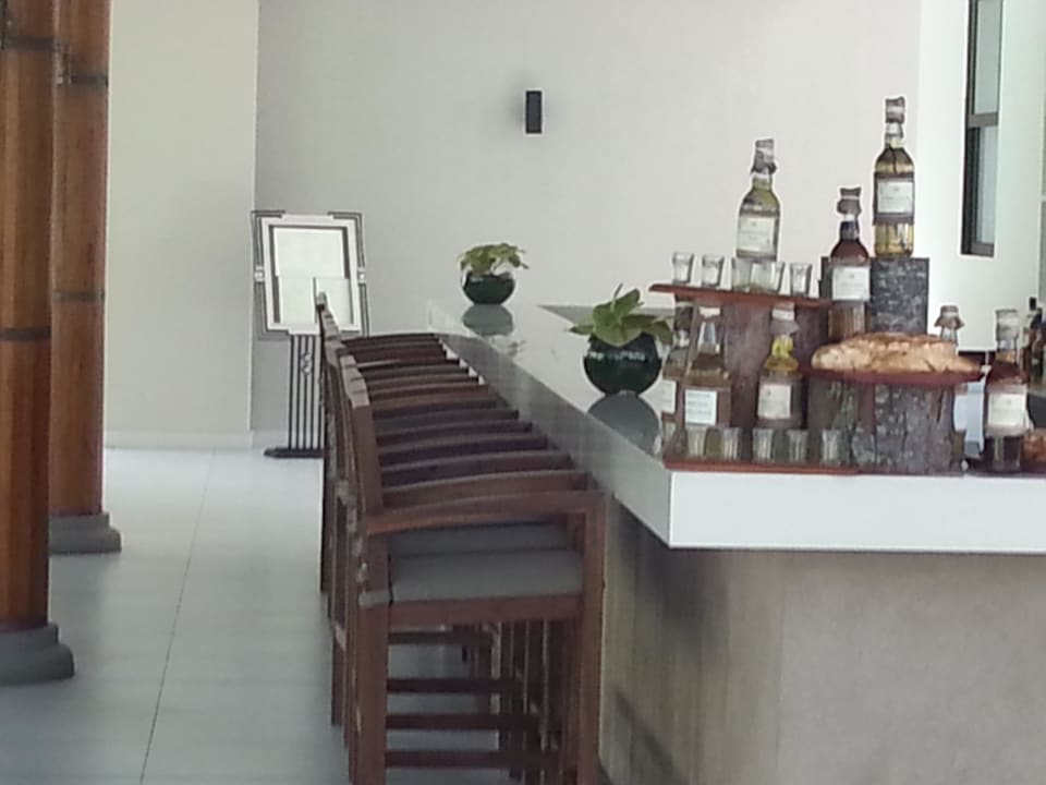 Hotelbar Crystals Beach Resort Belle Mare, a member of Radisson Individuals