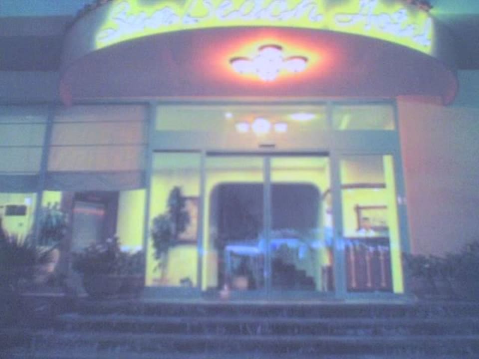 der Eingang zum Hotel Side Bay Hotel