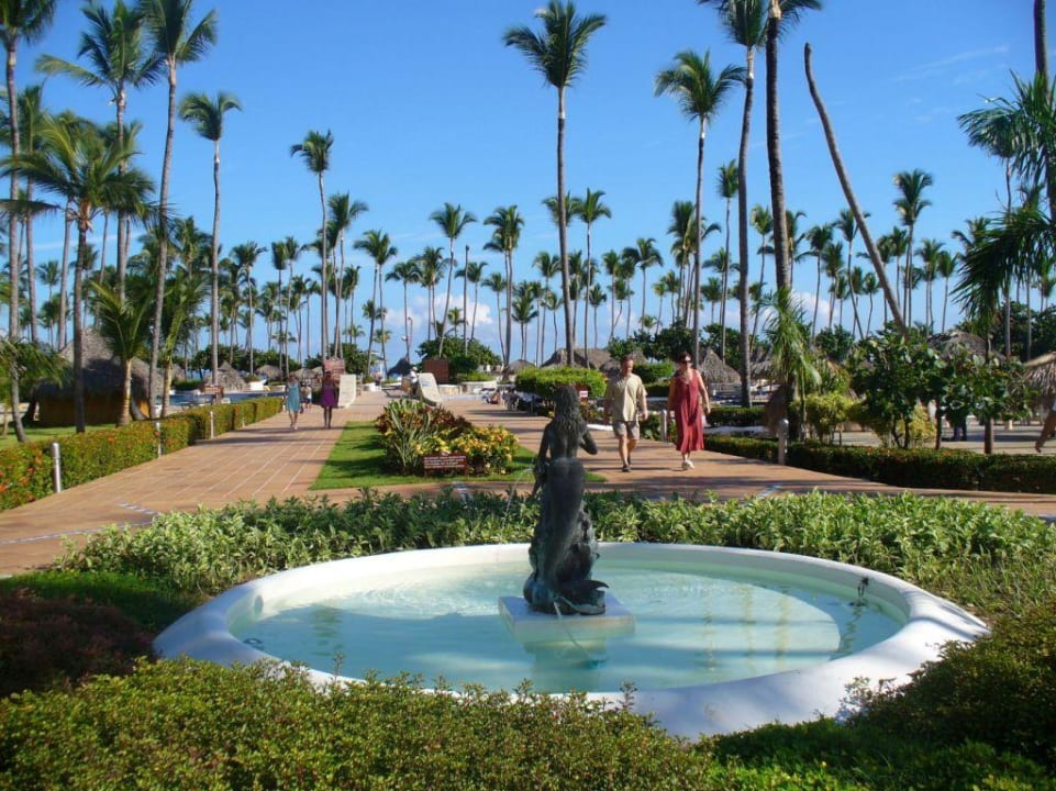 Promenade Richtung Strand Grand Sirenis Punta Cana Resort & Aquagames