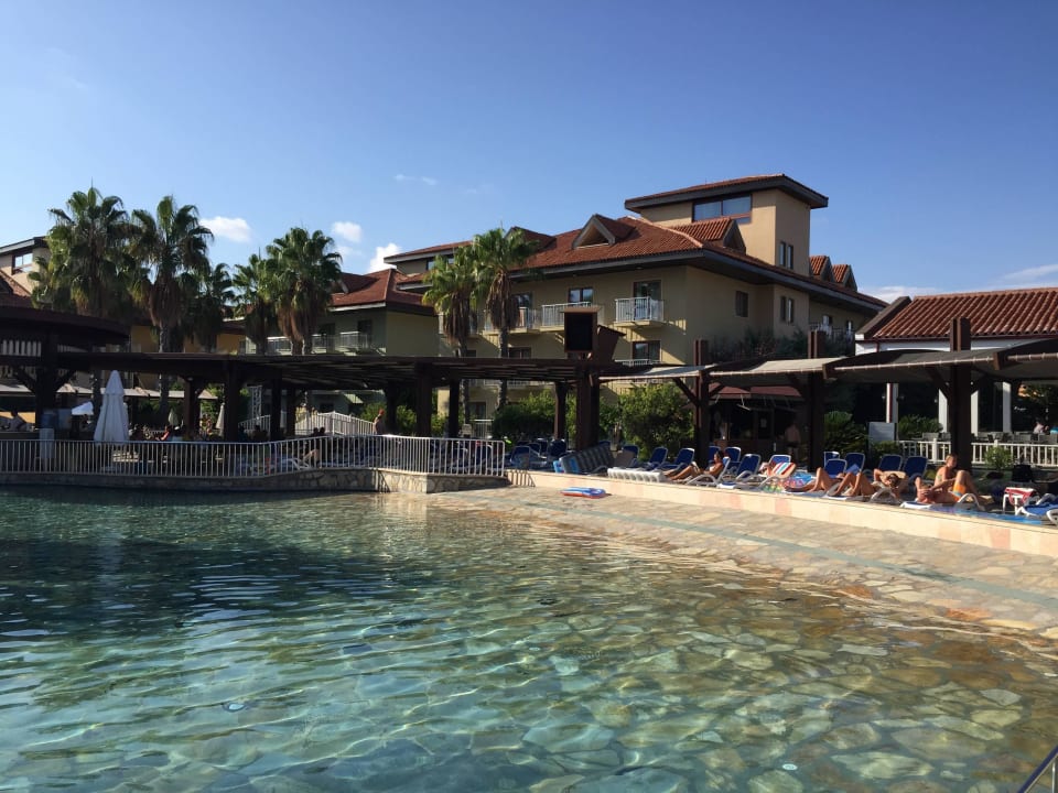 Der Natursteinpool mit Wellenfunktion Club Grand Aqua