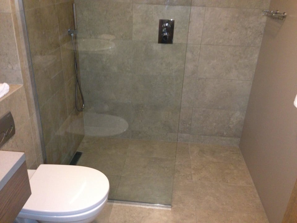 Bad mit moderner Dusche Hotel Edda Vík