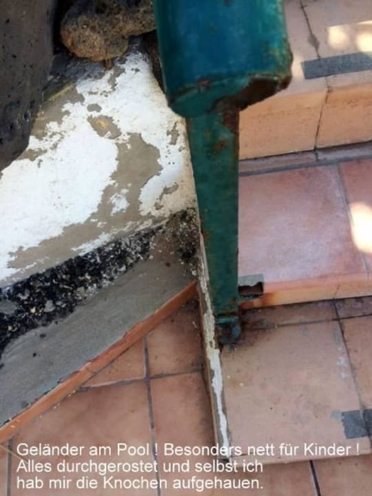 Zugang zum Pool hochgefährlich  H10 Ocean Suites