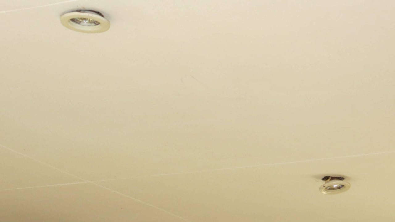 Teilweise loose Lampen an den Decken Jamelah Apartments & Guest House