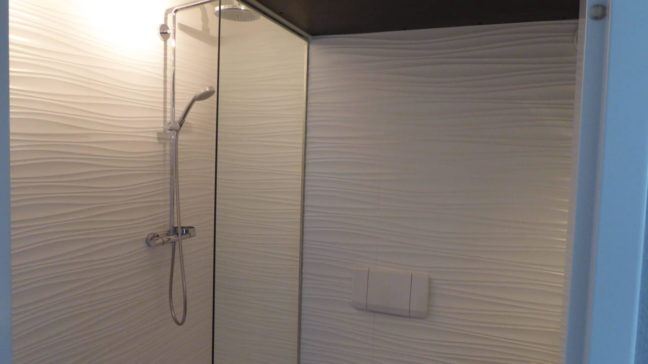 Bad aus verschiedenen Blickwinkeln WestCord Art Hotel Amsterdam 4-Star