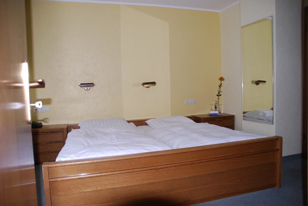 Altbackenes Zimmer und Möbel Hotel zur Brücke