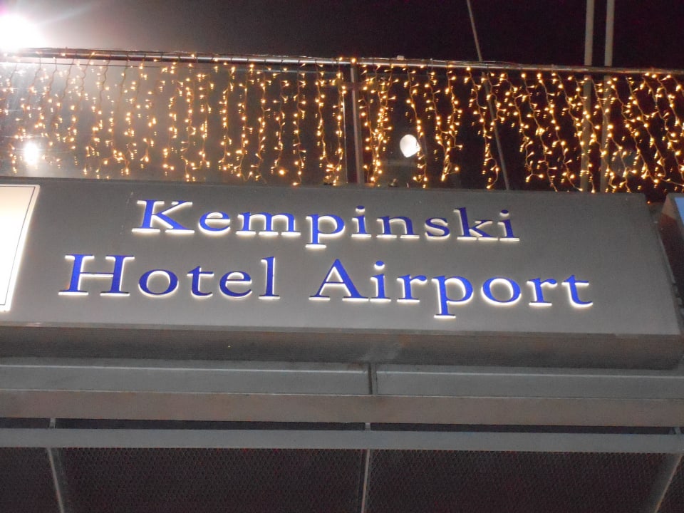 Beschriftung am Flughafen Hilton Munich Airport