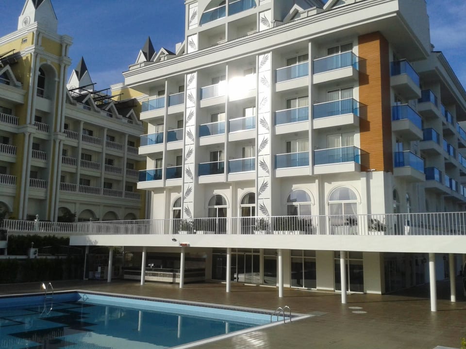 Kräftig scheint die Sonne auf den Südteil Palm World Side Resort & Spa