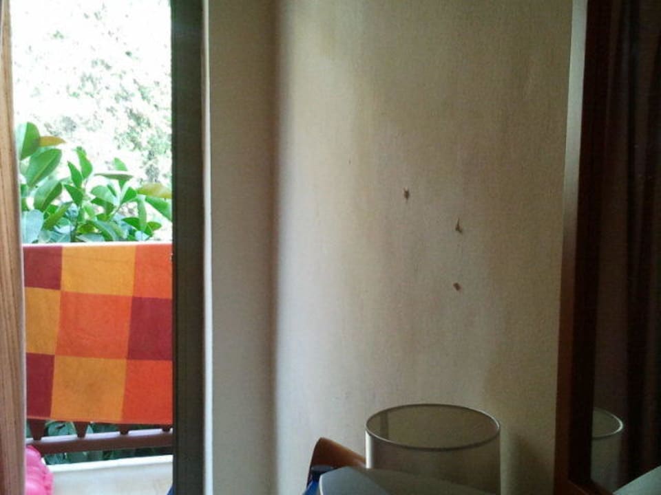 Nutzlose Nägel in der Wand Flacalco Hotel & Apartments