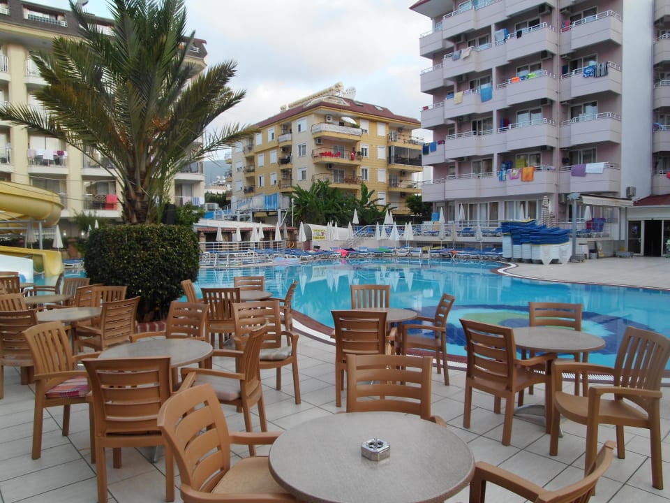Pool und Nebengebäude Hotel Kahya