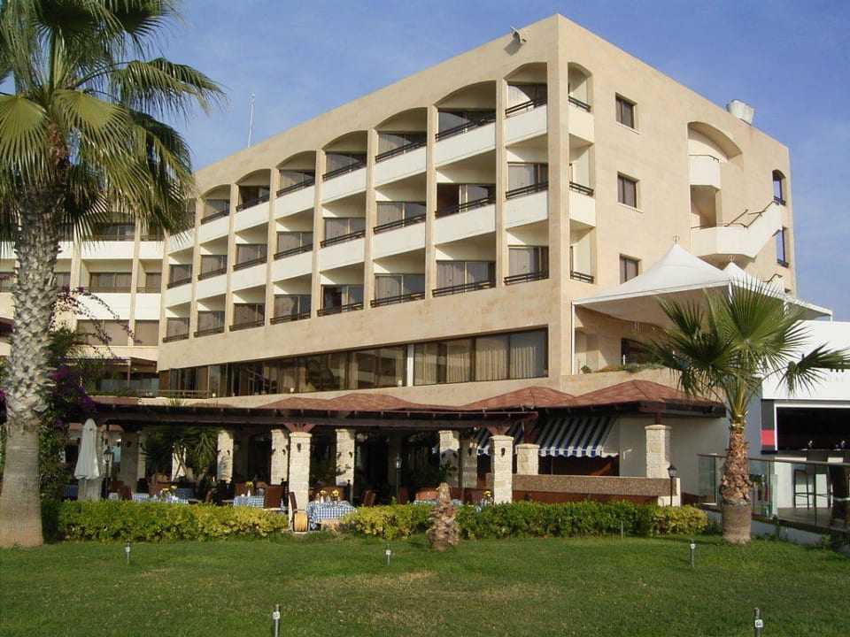 Blick vom Garten auf Seitenflügel Alexander The Great Beach Hotel